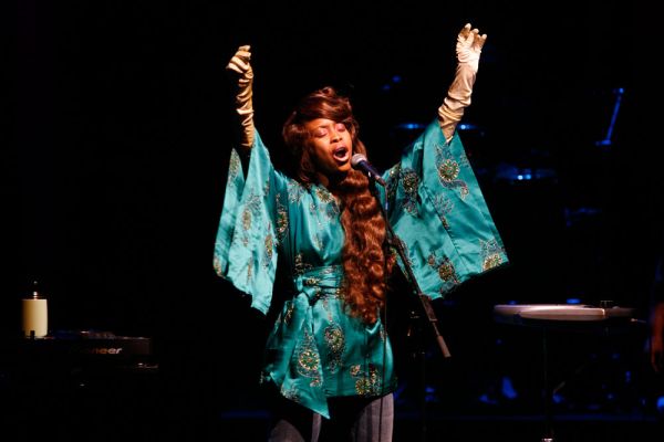 erykahbadu15B046BE3-2ED3-24AB-F991-2411EAA7FC84.jpg