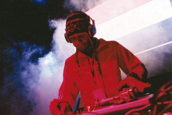 dj-spooky-20031BA085E30-C7FB-6A9E-FBD5-D5DA4A338ED3.jpg