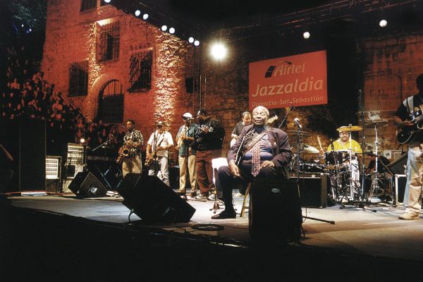 bb-king-2000-024D571D59-BAA3-C335-E0EA-D0D1078292F0.jpg