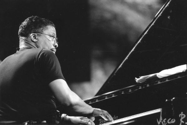herbie-hancock-19998719E01E-F569-FDEA-1462-8ADE12FE40F6.jpg